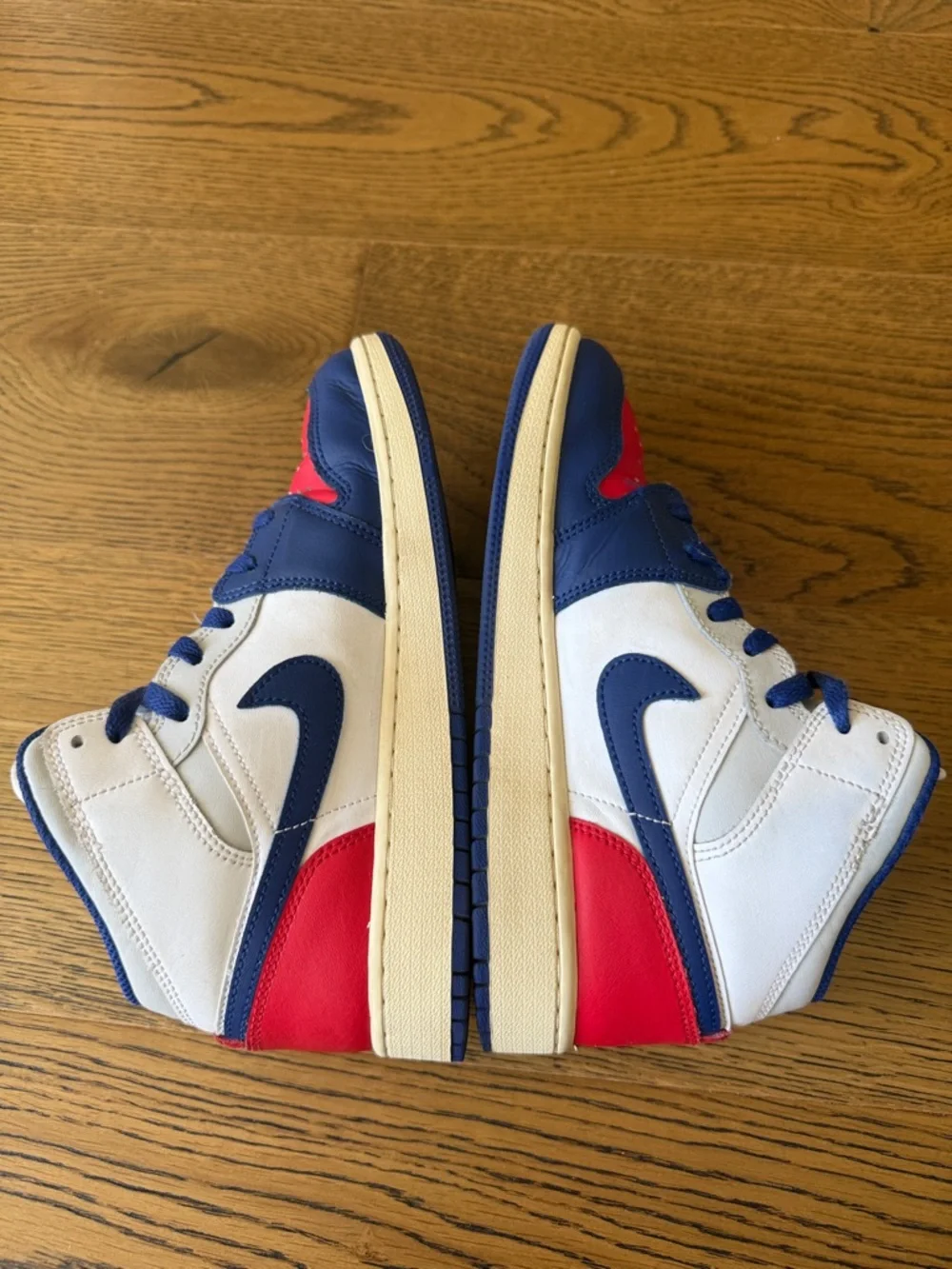 Nike Air Jordan 1 Mid - kids size 5.5Y - Picture 5 of 8